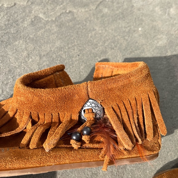 Size 9 womens Minnetonka moccasins - Picture 5 of 7